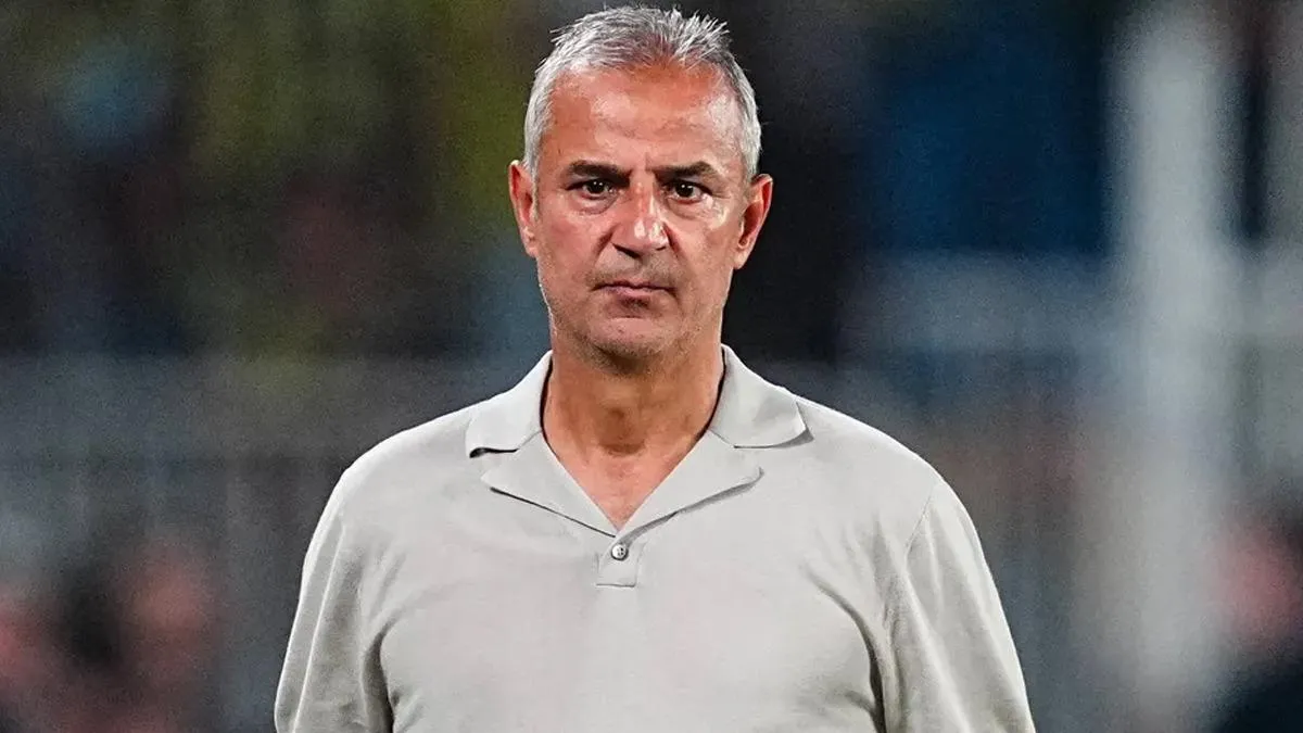 Servet Çetin basın açıklaması yaparken mikrofonlara konuşuyor