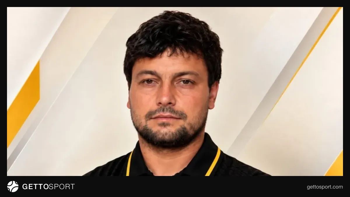 Seymur Bəydəmirov klubun loqosu qarşısında