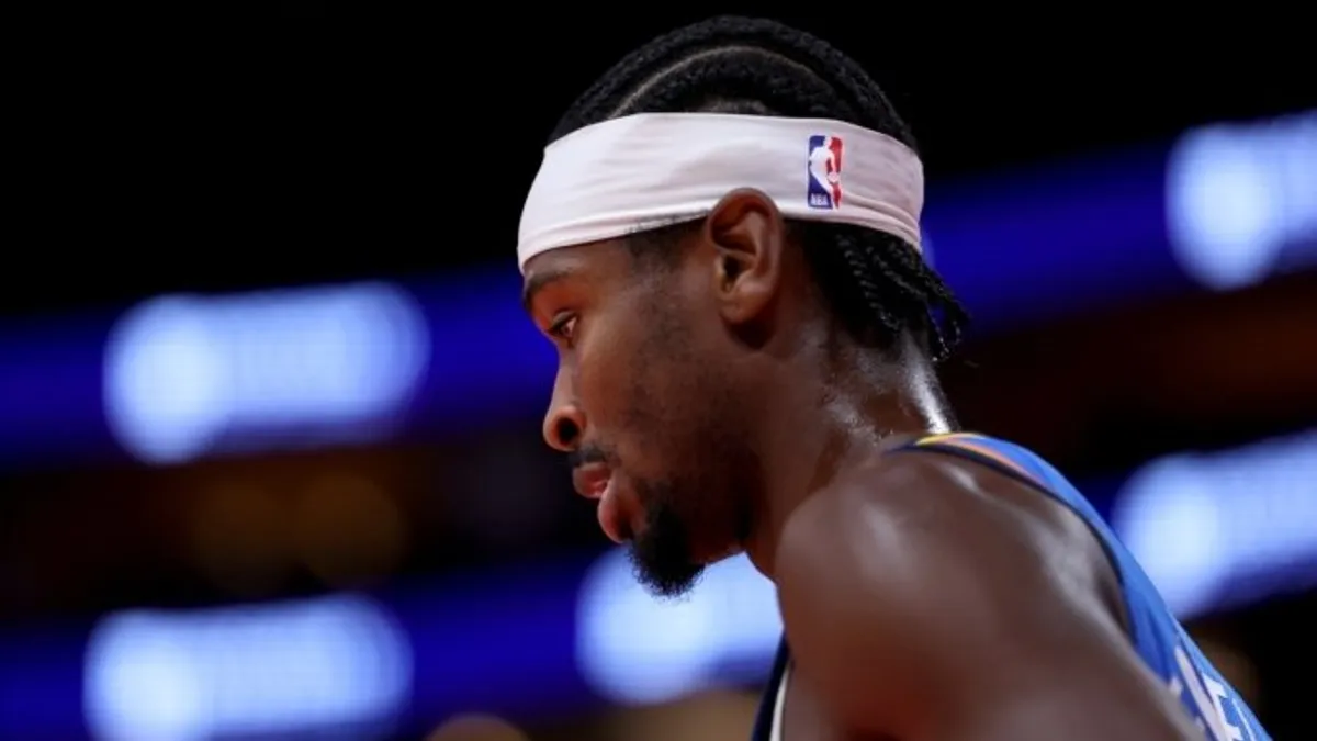 Shai Gilgeous-Alexander maç sırasında kenarda otururken konuşuyor