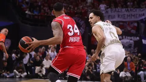 Shane Larkin maç sonrası röportaj verirken