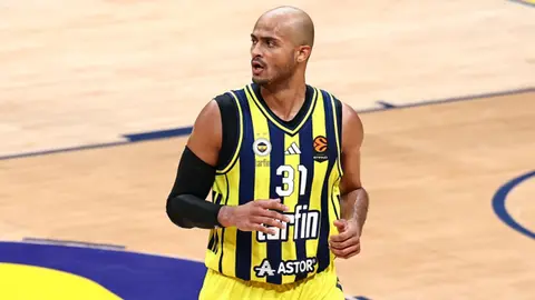 Shavon Shields maç sonrası konuşma yaparken