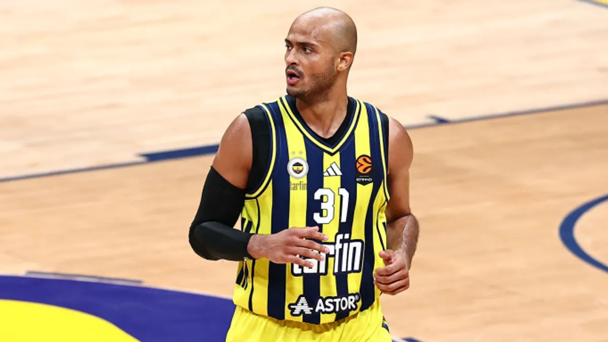 Shavon Shields maç sonrası konuşma yaparken