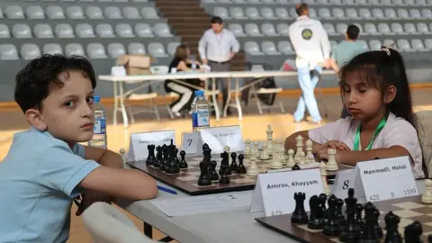 Şirvan Open 2026 açılış mərasimində şahmatçılar və rəsmilər