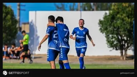Futbolçular meydanda qol sevinci zamanı