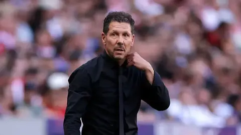 Dieqo Simeone mətbuat konfransında nitq söyləyir
