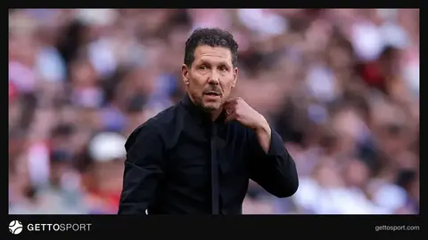 Dieqo Simeone mətbuat konfransında nitq söyləyir