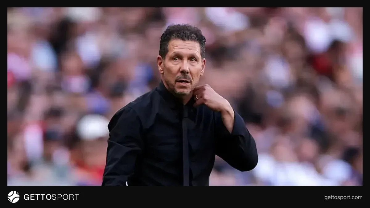 Dieqo Simeone mətbuat konfransında nitq söyləyir