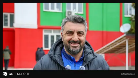 Sinan Kaloğlu röportaj sırasında konuşurken
