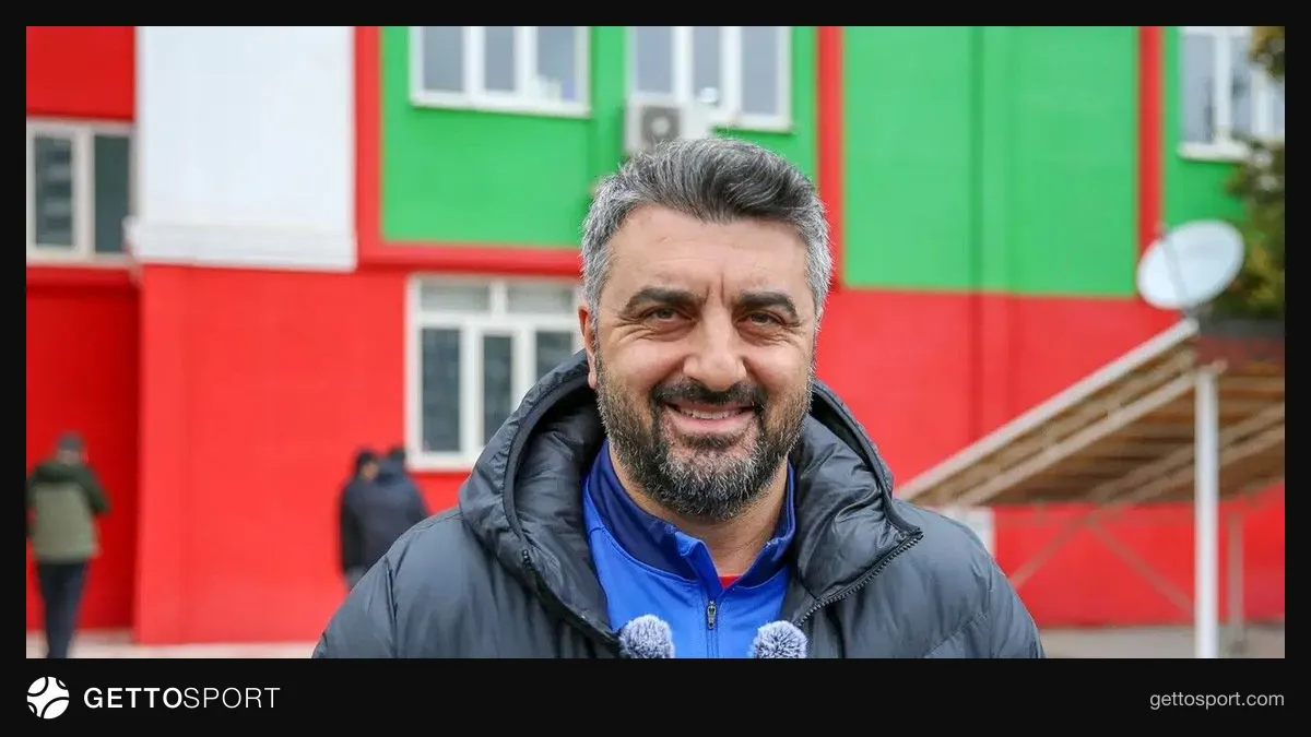 Sinan Kaloğlu röportaj sırasında konuşurken