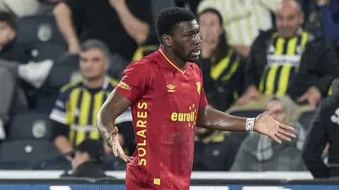 Sinclair Armstrong gol sevincinde ve basın toplantısında konuşurken