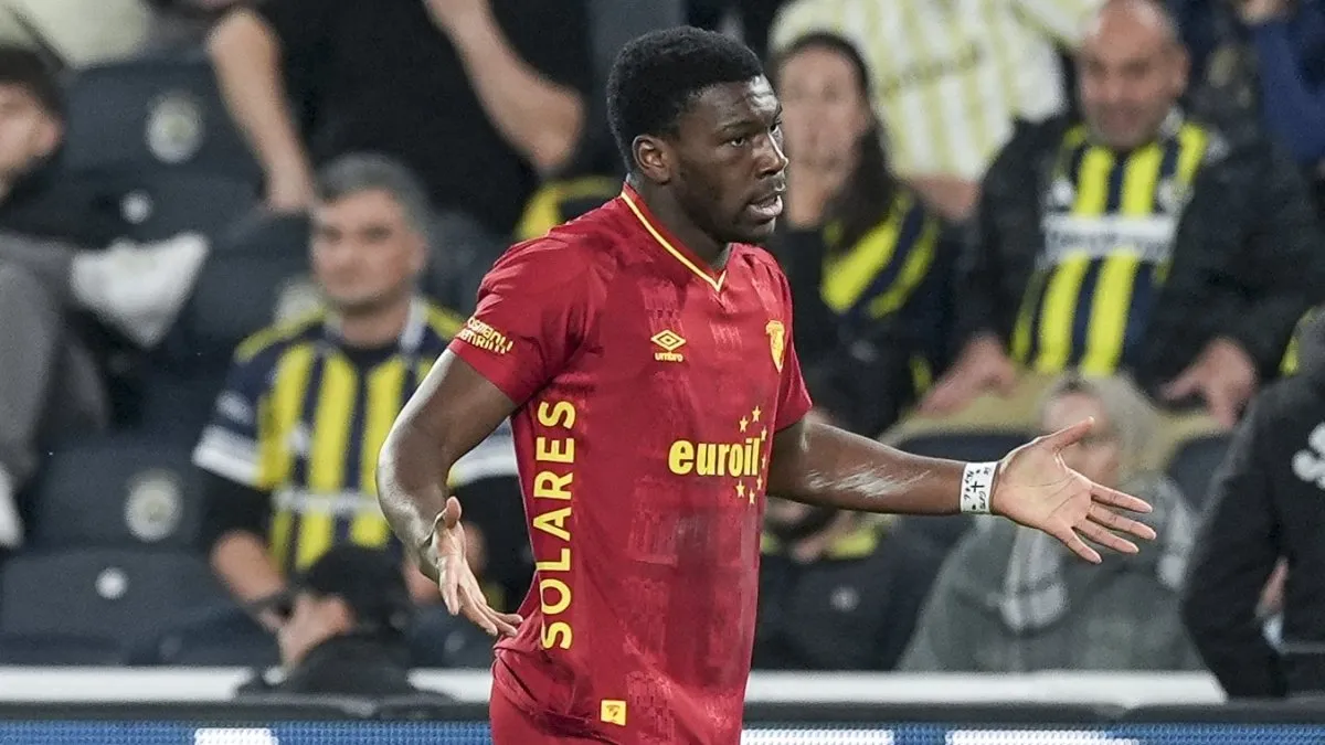 Sinclair Armstrong gol sevincinde ve basın toplantısında konuşurken