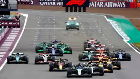 Singapur Marina Bay Caddesi Pisti'nde Formula 1 araçları gece yarışı görüntüsü