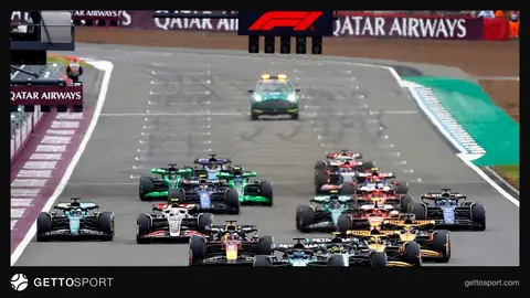 Singapur Marina Bay Caddesi Pisti'nde Formula 1 araçları gece yarışı görüntüsü