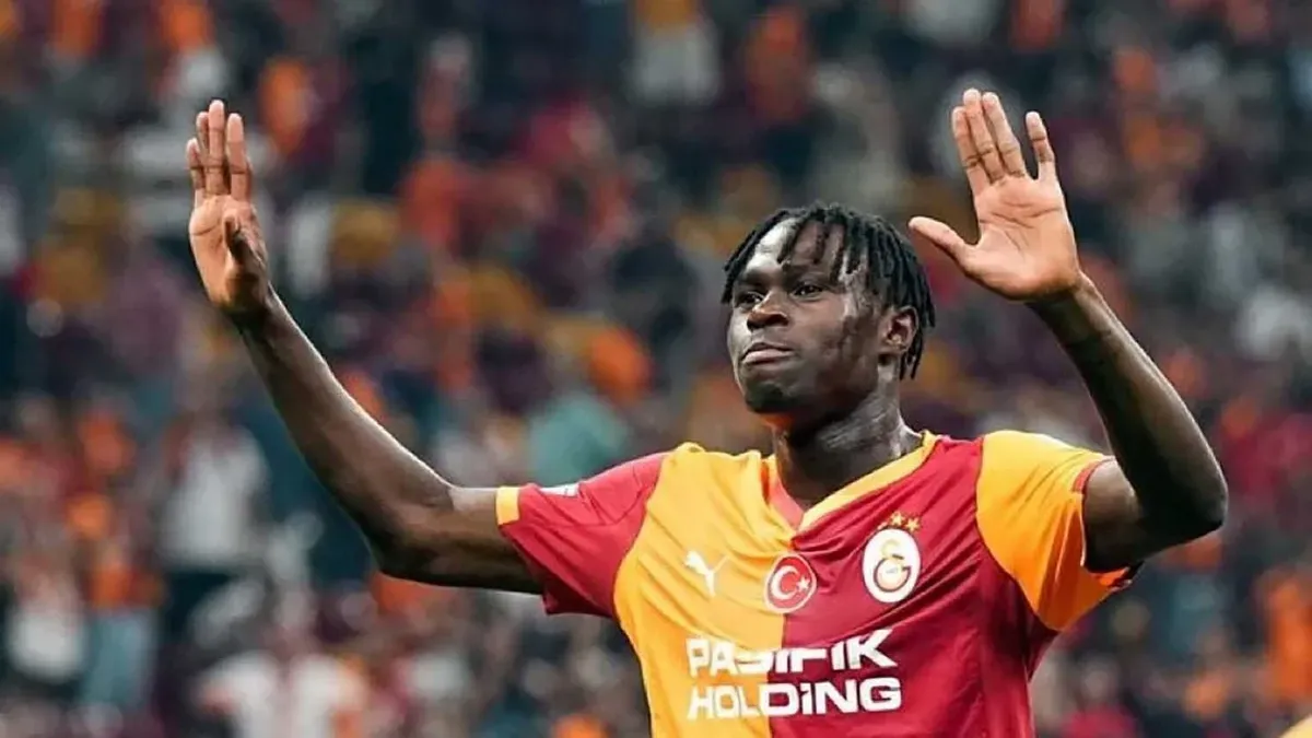 Singo antrenmanda veya sahada formasını giyerken görüntü