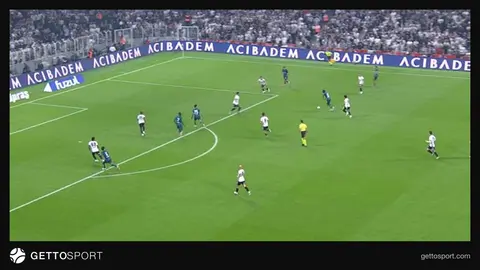 Sissoho'nun Beşiktaş filelerine yönelen şutunun direkten döndüğü an