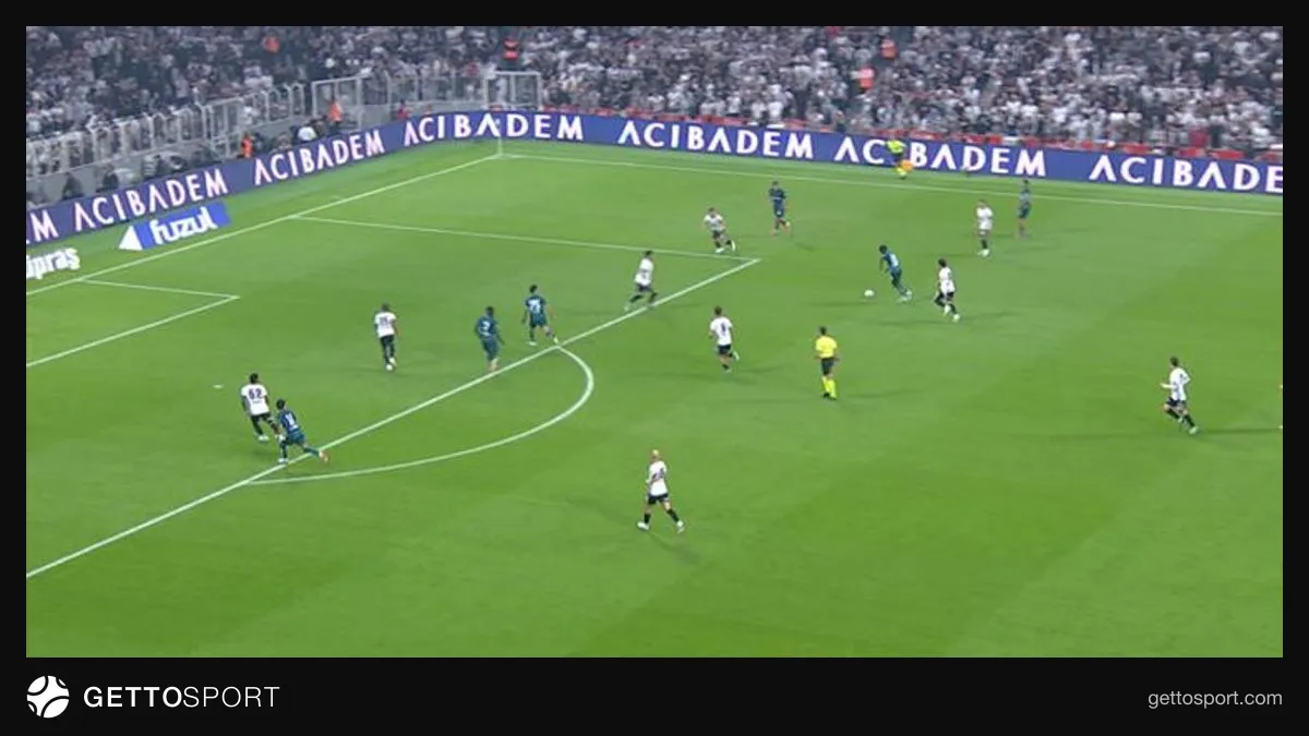 Sissoho'nun Beşiktaş filelerine yönelen şutunun direkten döndüğü an