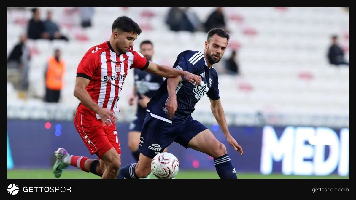 Sivasspor futbol takımı oyuncuları maç sırasında topa müdahale ediyor