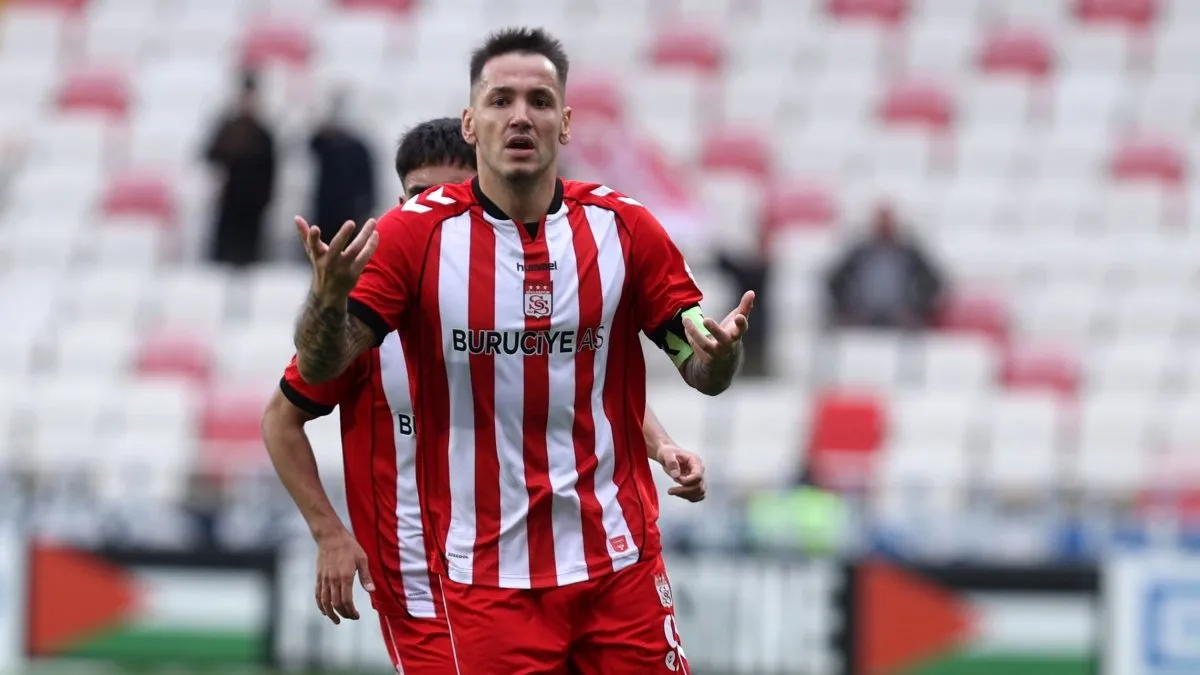 Sivasspor futbolcuları maç öncesi ısınırken