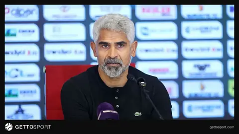 Sivasspor oyuncuları gol sevinci yaşarken teknik direktör İsmet Taşdemir basın toplantısında konuşuyor