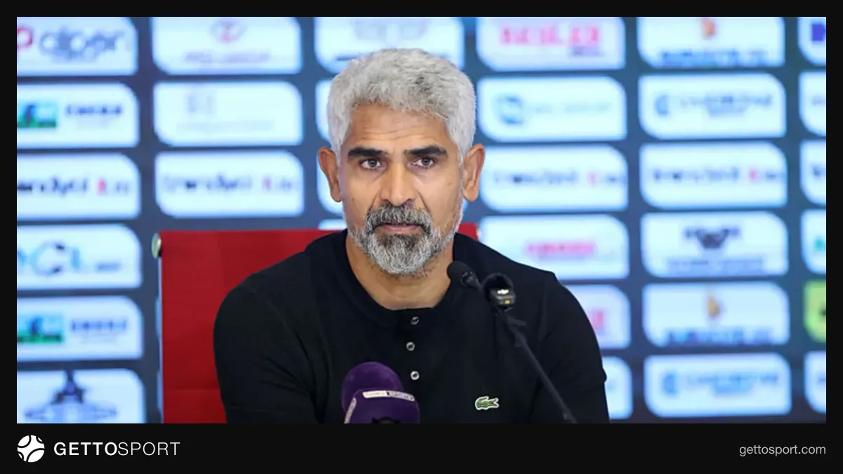 Sivasspor oyuncuları gol sevinci yaşarken teknik direktör İsmet Taşdemir basın toplantısında konuşuyor