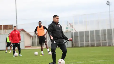 Sivasspor formasıyla Çağdaş Çavuş takımın başında antrenmanda