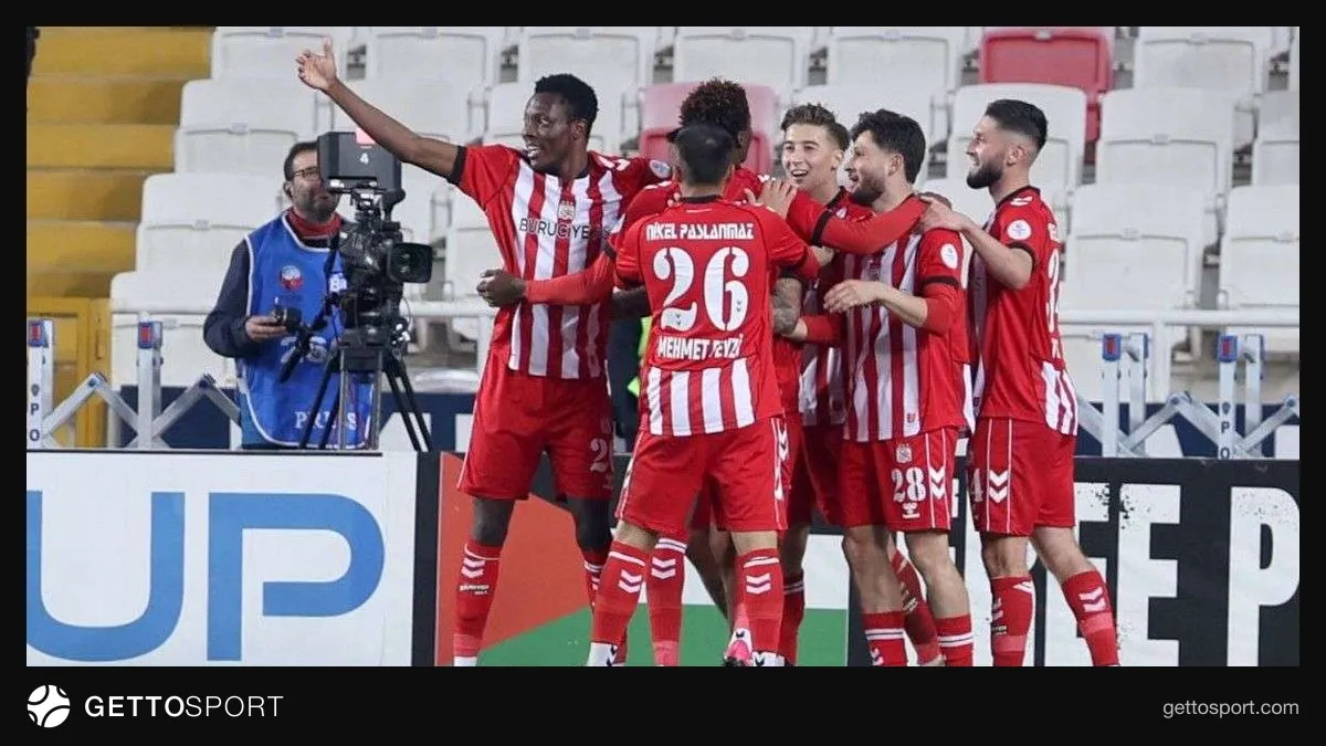 Rey Manaj gol sevinci ve Sivasspor oyuncuları