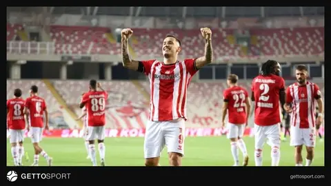 Sivas 4 Eylül Stadı girişinde Sivasspor logosu ve taraftarlar