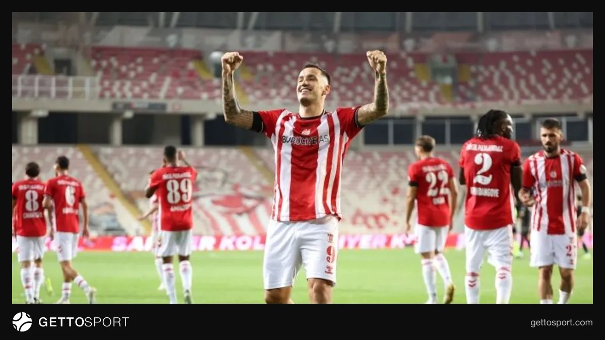 Sivas 4 Eylül Stadı girişinde Sivasspor logosu ve taraftarlar