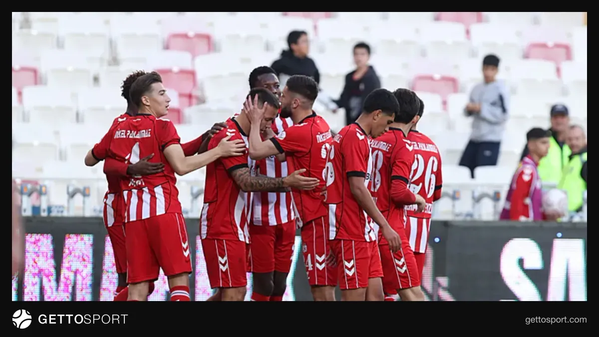 Sivasspor oyuncuları gol sonrası sevinç yaşarken stadyum görüntüsü