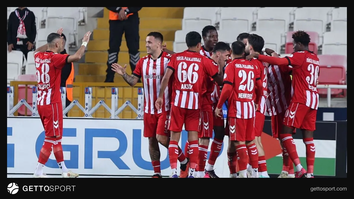 Sivasspor futbolcuları gol sevinci yaşarken takım fotoğrafı