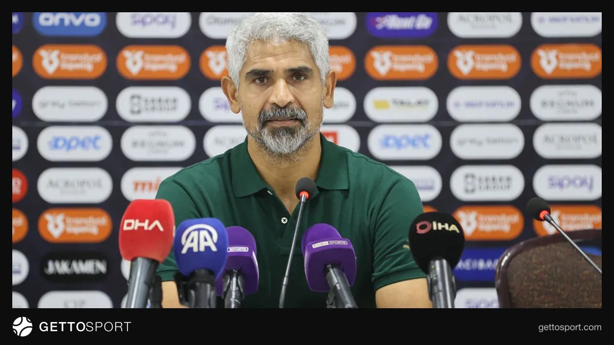 Sivasspor ve Sarıyer oyuncuları maçta mücadele ederken