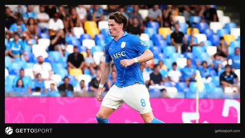 Skott McTominay Napoli formasında meydanda
