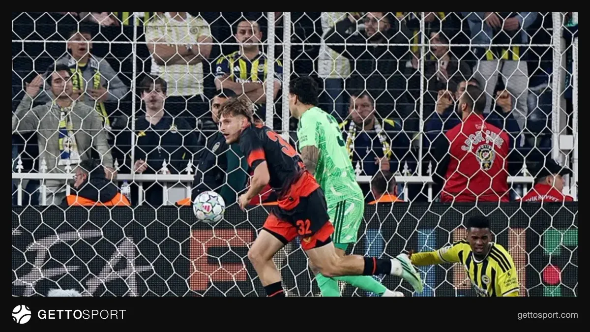Slavia oyuncusunun gol sevinci, tribünlerde Fenerbahçe taraftarları