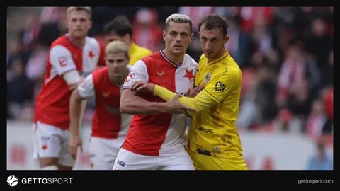 Slavia Prag futbolcuları maçta mücadele ederken