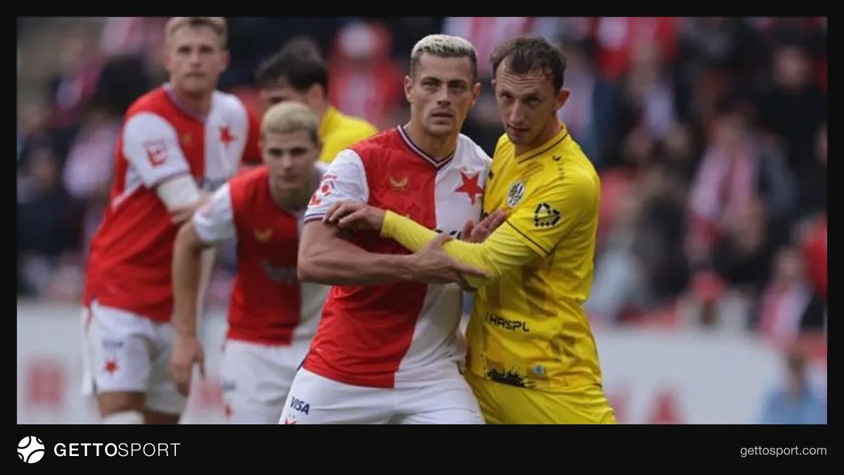 Slavia Prag futbolcuları maçta mücadele ederken