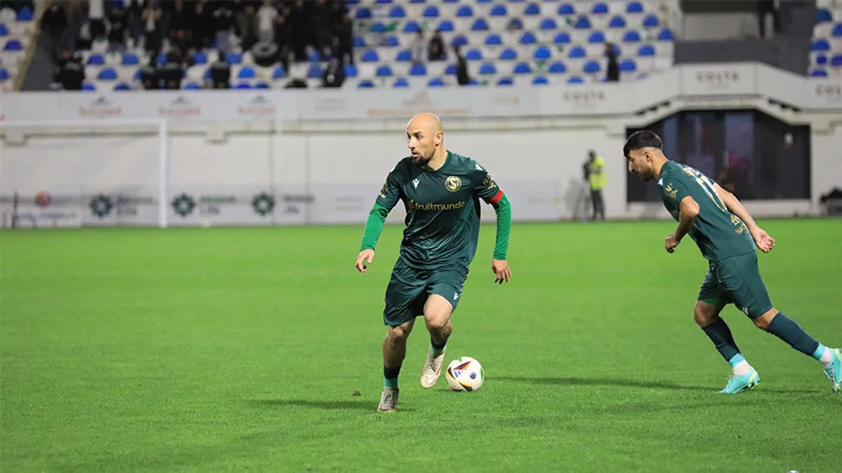 Slavik Alxasov penalti sonrası məyus görünüşdə, Səbail forması ilə