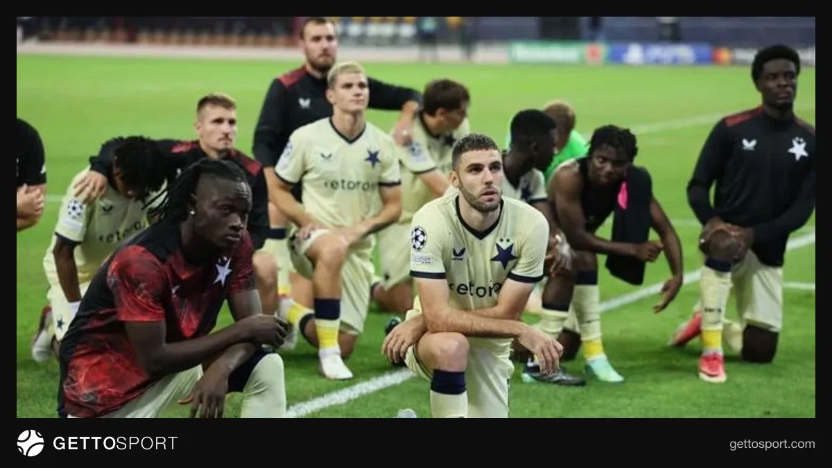 Slaviya baş məşqçisi Yindrjix Trpişovski və futbolçular azarkeşlər qarşısında diz çökmüş halda