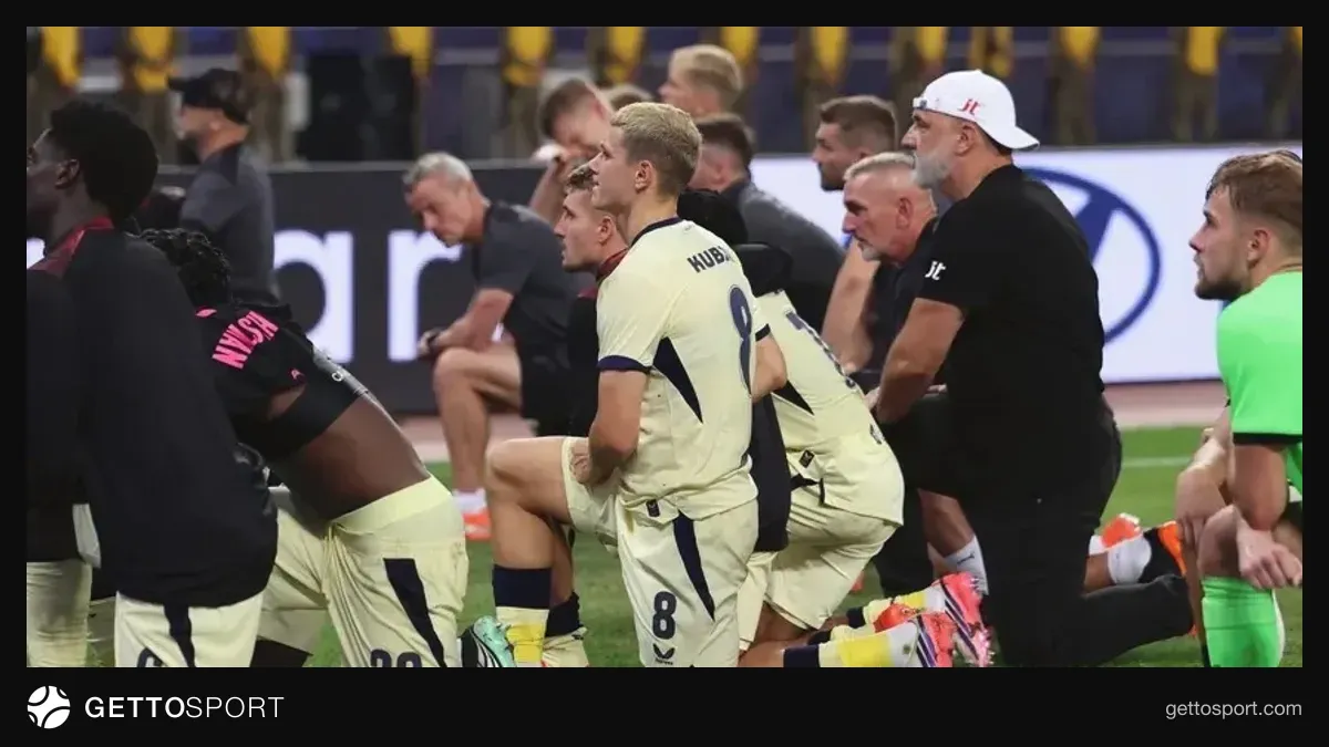 Slaviya baş məşqçisi və futbolçuları Bakı Olimpiya Stadionunda azarkeşlərin qarşısında diz çökür