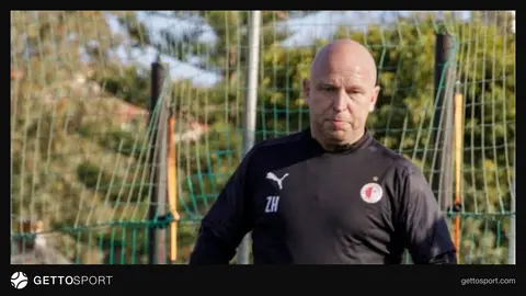 Zdenek Houşetski mətbuat konfransında danışır
