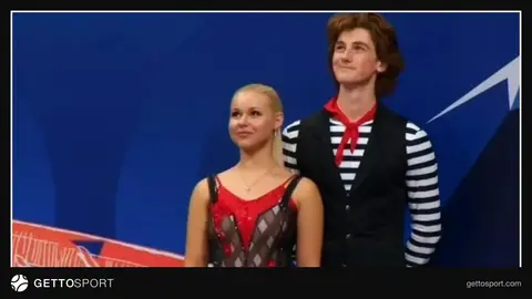 Sofiya Beznosikova və Maks Leleu buz üzərində mükafat mərasimində
