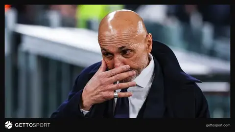 Luçano Spalletti mətbuat konfransında danışır, arxa fonda futbol stadionu