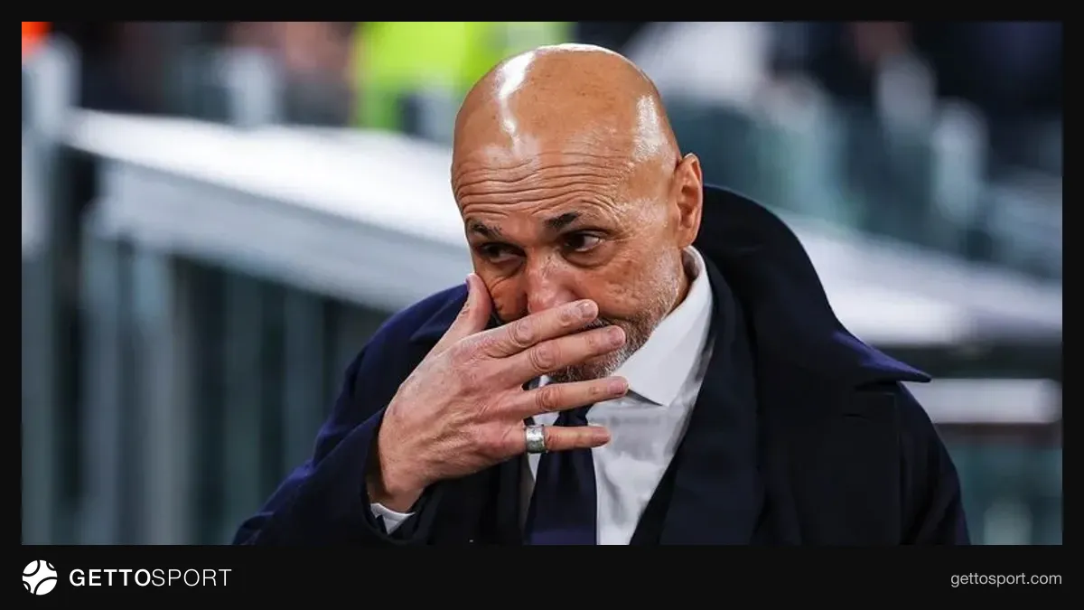 Luçano Spalletti mətbuat konfransında danışır, arxa fonda futbol stadionu