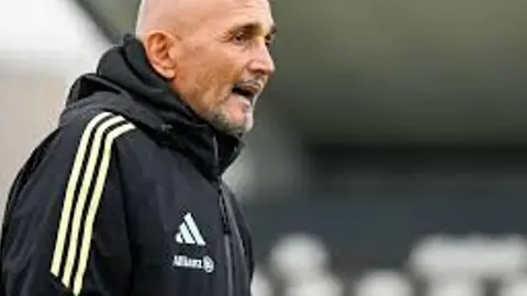 Luçano Spalletti stadionda mətbuat konfransında konuşur