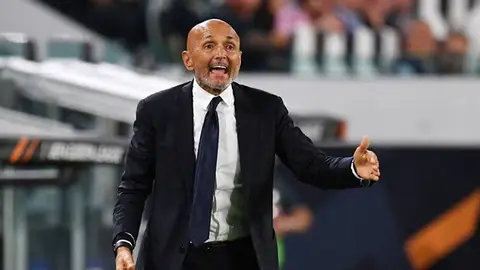 Luçano Spalletti meydan kənarında düşüncəli vəziyyətdə