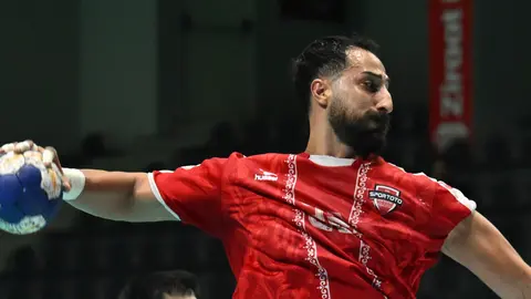 Spor Toto hentbol takımı maç sırasında savunma yaparken