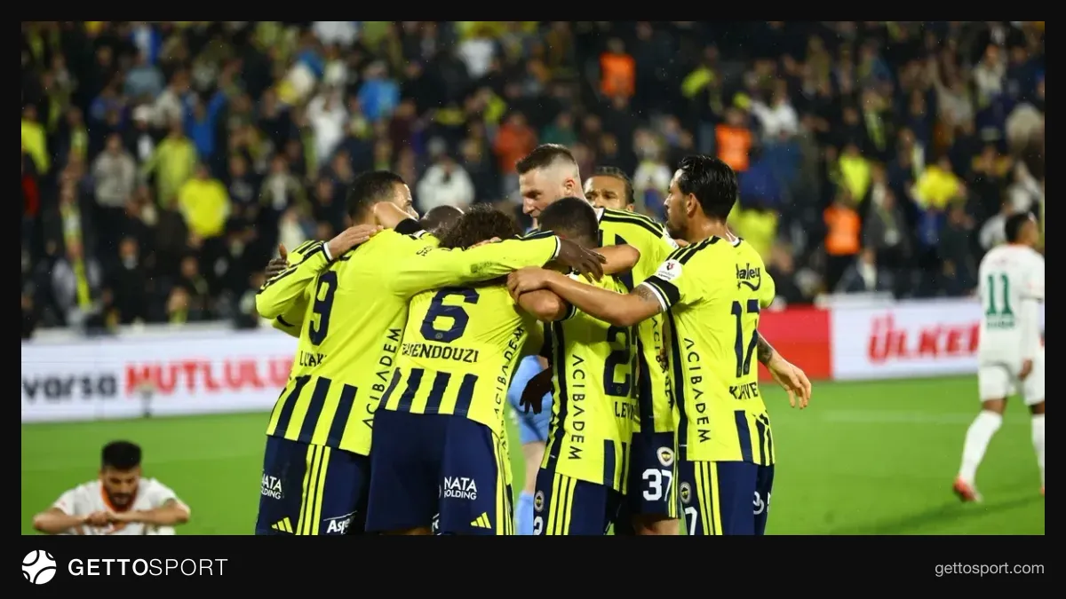 Fenerbahçeli futbolcular maç sonrası sevinç yaşarken