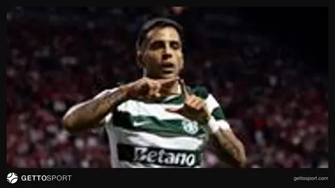 Sporting oyuncuları galibiyet sonrası sevinç yaşarken saha görüntüsü