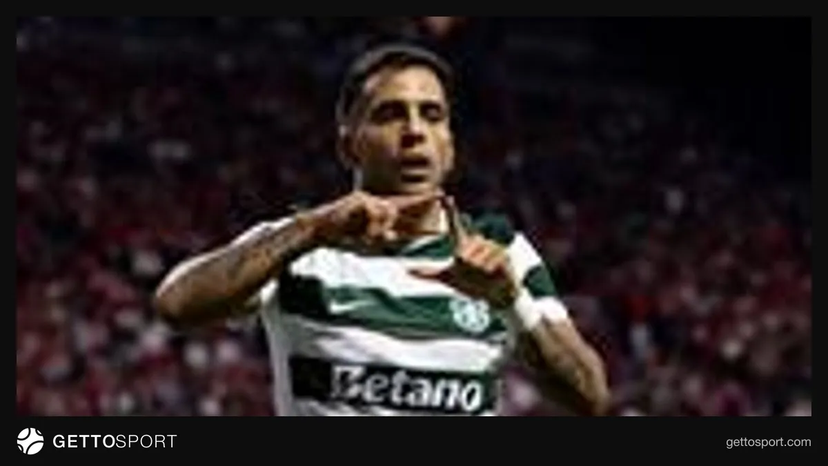 Sporting oyuncuları galibiyet sonrası sevinç yaşarken saha görüntüsü