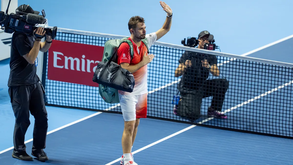 Stan Wawrinka kortta veda maçı sırasında tribünlere el sallıyor