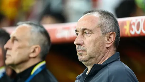Stanimir Stoilov basın toplantısında konuşuyor, arka planda Göztepe forması